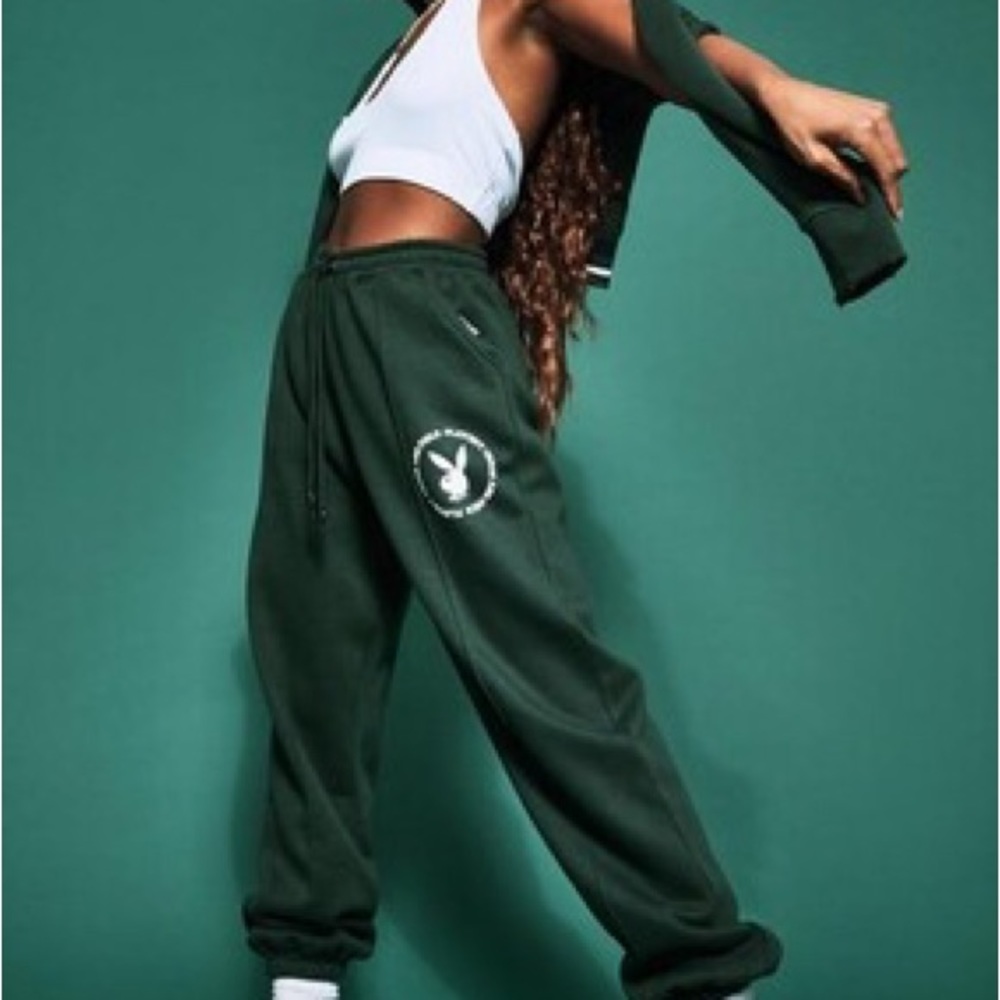 PLAYBOY VARSITY PIN TUCK JOGGERS
GREEN